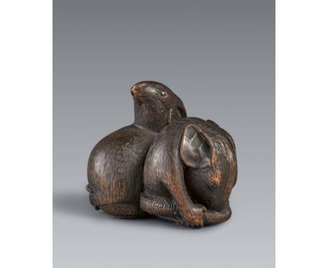 Netsuke zweier Ratten. Holz. 1. Hälfte 19. Jh.Sign.: ShotoDie eine bildet nahezu eine Kugel und legt ihre Vorderpfoten über d
