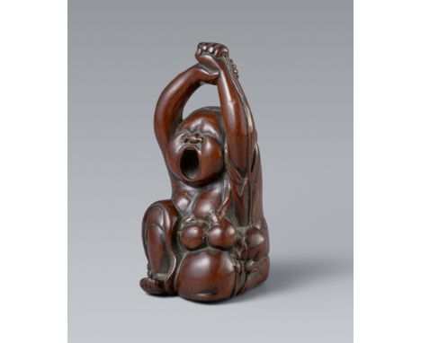 Außergewöhnliches und großes Netsuke der gähnenden Okame mit Baby. Holz. 19. Jh.In typischer Pose hockend, das Gewand von der