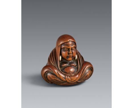 Netsuke des meditierenden Daruma. Buchsbaum. Mitte 19. Jh.Sign.: ShuminMit über den Kopf gezogener Kutte und Gewand, das Brus