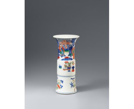 Wucai-Bechervase. Kangxi-Ära (1662-1722)Gu-förmige Vase mit ausladender Lippe auf unglasiertem, flachem Boden. Dekoriert mit 