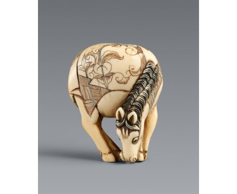 Netsuke eines großen grasendes Pferds. Elfenbein. Spätes 18. Jh.Mit eng zusammengestellten Hufen im Gleichgewicht stehend, de