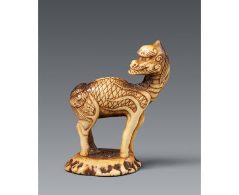 Großes Siegel-Netsuke. Hirschhorn. 18./19. Jh.Aus der Geweihrose und Gabelung ist ein kirin geschnitzt, dessen Leib geschuppt