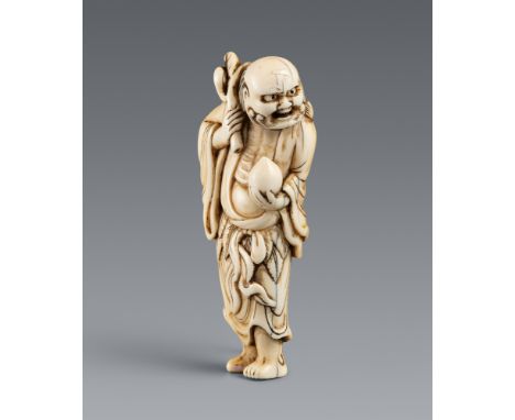 Netsuke eines bärtigen sennin mit Pfirsich und Zweig. Elfenbein. 18. Jh.Stehend in lose gegürtetem Gewand, in der linken Hand