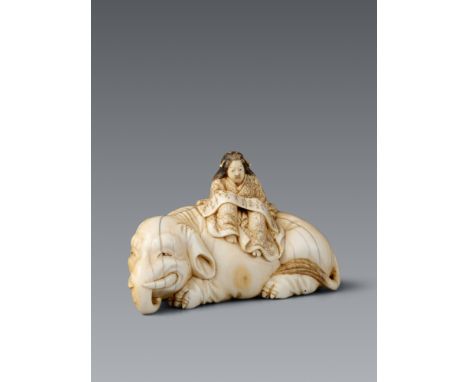 Netsuke der Eguchi no Kimi. Elfenbein. Edo. Mitte 19. Jh.Sign.: Chikuyosai TomochikaDie Kurtisane sitzt auf dem Rücken eines 