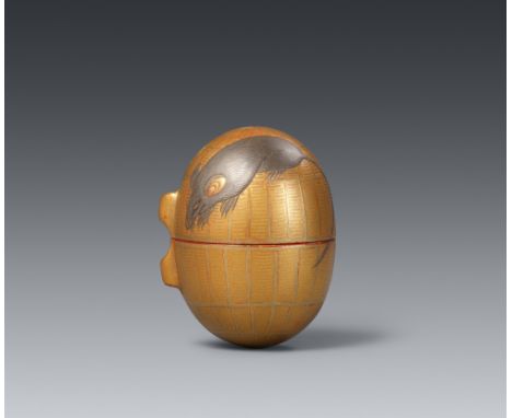Miniatur-Inro. 19. Jh.In Form eines Reisballens mit aufsitzender Ratte in kinji, hiramakie und Silberlack, innen eine dreitei