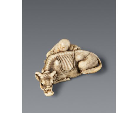 Netsuke eines liegenden Ochsens und Knabe. Elfenbein. Kyoto. Spätes 18. Jh.Bez. in rechteckiger Kartusche: TomotadaMit nach l