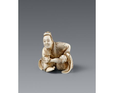 Netsuke eines Neujahrstrommlers (saizo). Elfenbein. Spätes 19. Jh.Sign.: ShigeyukiHalbkniend, in Festtagsgewand mit Mustern u