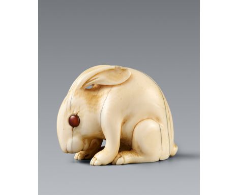 Netsuke eines großen Hasen. Elfenbein. Kyoto. Frühes 19. Jh.Sign. in ovaler Kartusche: KiyotadaKauernd, mit weit auseinander 