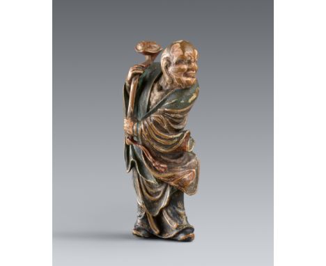 Netsuke eines großen rakan. Nadelholz mit farbiger Fassung. In der Art von Shuzan. 19. Jh.Stehend in bewegter Linksdrehung mi
