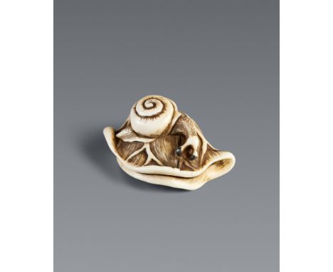 Netsuke einer Schnecke auf zusammengeklapptem Lotosblatt. Elfenbein. 19. Jh.Über die wenig gewölbte Oberfläche mit Blattadern