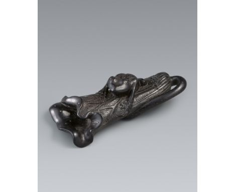 Netsuke eines Froschs auf zusammengeklapptem Lotosblatt. Schwarzes Holz. 19. Jh.Das Tier hockt mit weit vorgestreckten Vorder