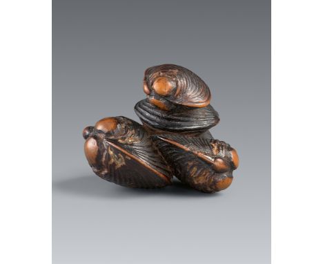 Netsuke einer Muschelgruppe. Buchsbaum. Frühes 19. Jh.Sign. in ovaler Reserve: SariFünf übereinander liegende kleine Corbicul