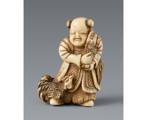 Netsuke eines chinesischen Knabens mit zwei Hähnen. Elfenbein. Frühes 19. Jh.Stehend in festlichem Gewand und mit zwei dicken