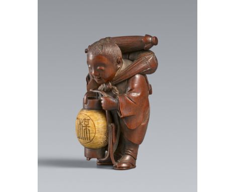 Netsuke eines Jungen mit Laterne. Holz. Tokyo. Spätes 19. Jh.Sign.: Suzuki Tokoku BairyuStehend mit einem um die Schultern ge
