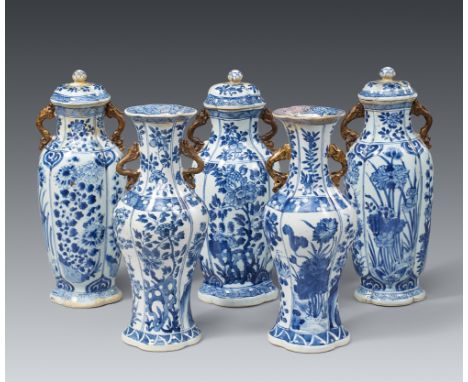 Blau-weiße fünfteilige Garnitur. Kangxi-Ära (1662-1722)Bestehend aus drei Deckelvasen und zwei Balustervasen, alle mit vierfa