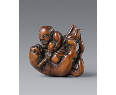 Netsuke des Busho einen Tiger bezwingend. Buchsbaum. 18./frühes 19. Jh.Der wild dreinschauende Krieger, einer der Helden des 