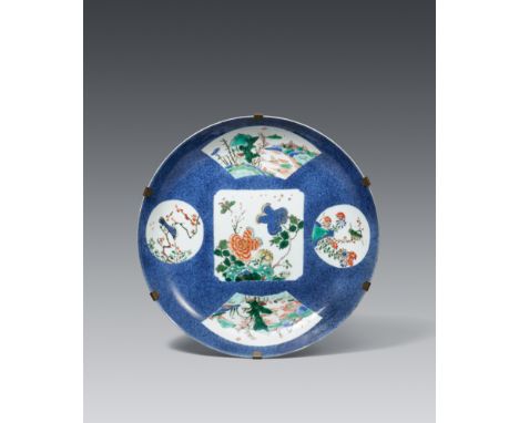 Puderblaue und famille verte Schale. Kangxi-Ära, ca. 1700Flache Schale auf Fußring, dekoriert mit fünf Kartuschen mit Landsch