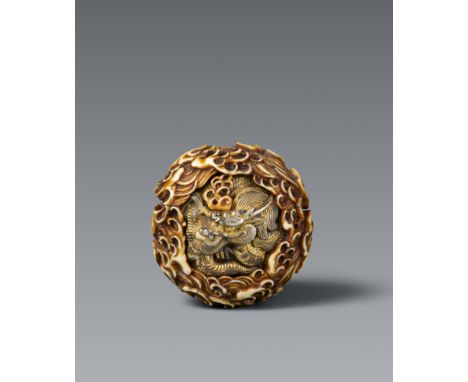 Manju-Netsuke. Drache in Wellen. Metall und Elfenbein. 2. Hälfte 19. Jh.Sign. in Siegelschrift: HironobuEingelassen in die ob