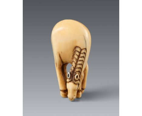 Netsuke eines grasenden Pferds. Elfenbein. Um 1800Mit eng zusammengestellten Beinen im Gleichgewicht stehend, den Kopf zum Gr