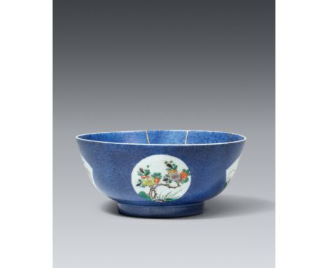 Puderblaue und famille verte Kumme. Kangxi-Ära, ca. 1700Hohe Kumme mit Steiler Wandung, innen dekoriert mit einer rechteckige