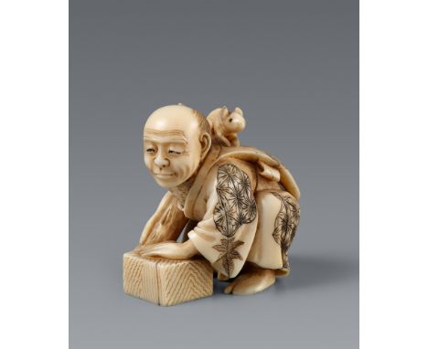 Netsuke eines glücklosen Rattenfängers. Elfenbein. Spätes 19. Jh.Mit langem Stössel über ein Reismaß gebeugt kniend, mit dem 