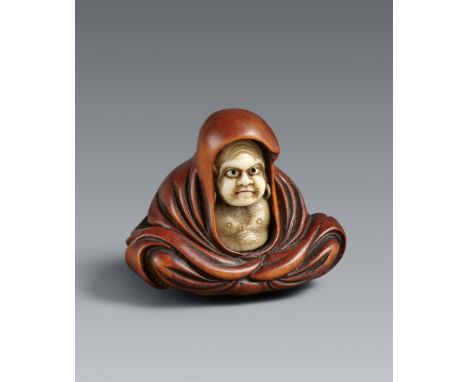 Netsuke des meditierenden Daruma. Buchsbaum und Elfenbein. Edo. Mitte 19. Jh.Sign.: ShugetsuIm Meditationssitz, mit über den 