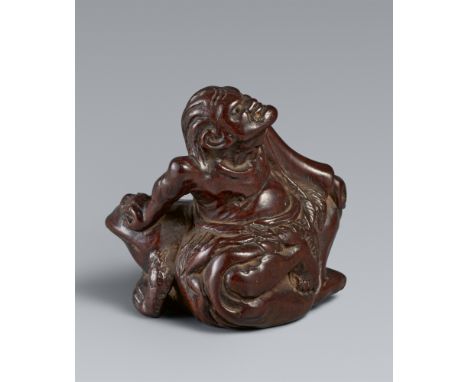 Netsuke des sitzenden Gama Sennins. Dunkles Holz. Edo. 19. Jh.Bez.: Miwa und SiegelSitzend auf dem Rücken einer großen Kröte,