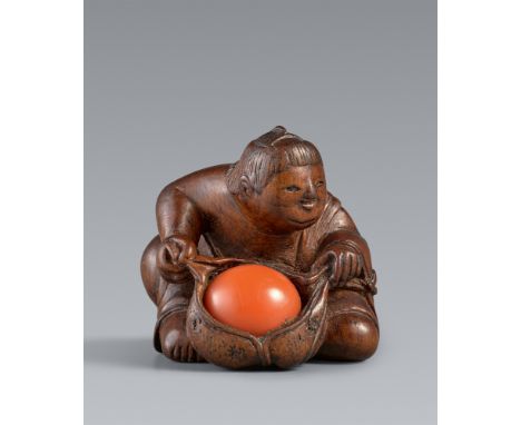 Netsuke eines Jungen mit Lampionfrucht. Holz und Koralle. Edo. Frühes 19. Jh.Sign.: Miwa und SiegelDer Junge sitzt mit von de