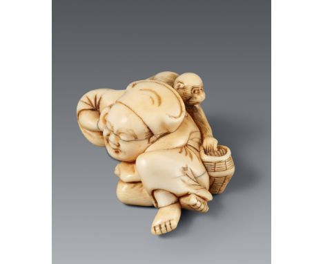 Netsuke eines schlafenden sarumawashi. Elfenbein. Um 1800Bez.: Gyokusai (nachträglich hinzugefügt)Der Affengaukler liegt schl