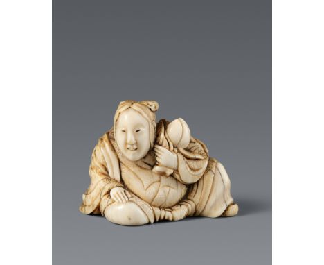 Netsuke der sitzenden Seiobo. Elfenbein. Kyoto. 1. Hälfte 19. Jh.Sign. in ovaler Kartusche: RanteiMit einem untergeschlagenen