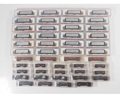 A group of American Outline N gauge Coal Hopper cars by FOX VALLEY, MICROTRAINS and others - VG/E in VG boxes (47)