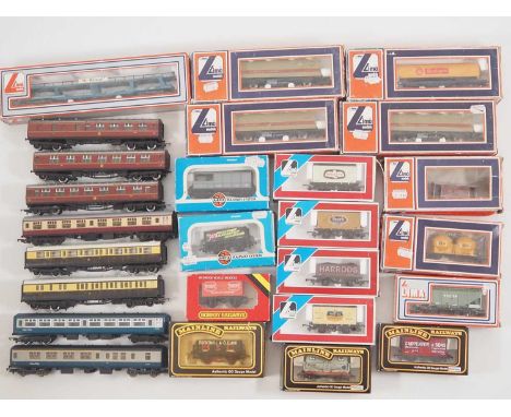 A group of boxed and unboxed OO gauge rolling stock by HORNBY, LIMA and others - G/VG in G boxes where boxed (26)