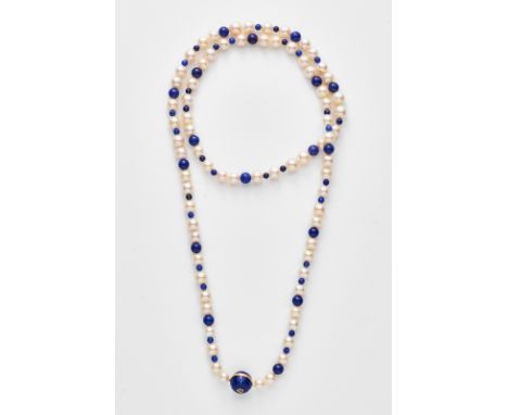Lange Perlen-Lapislazuli-Kette,Schließe bez. Fabergé. Ex. 38/300. Weiße Zuchtperlen. Lapislazuli- Kugeln. Kugelschließe in 18