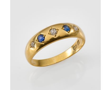 Kl. Bandring, Birmingham, wohl 1896.18 kt GG, abwechselnd besetzt m. 3 kl. Altschliff-Diamanten u. 2 kl. blauen Spinellen. Ri