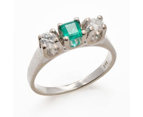 Kl. Smaragd-Brillant-Ring.14 kt WG, mittig besetzt m. 1 Smaragd-Carré flankiert v. 2 kl. Brillanten v. zus. ca. 0,30 ct. Hohe