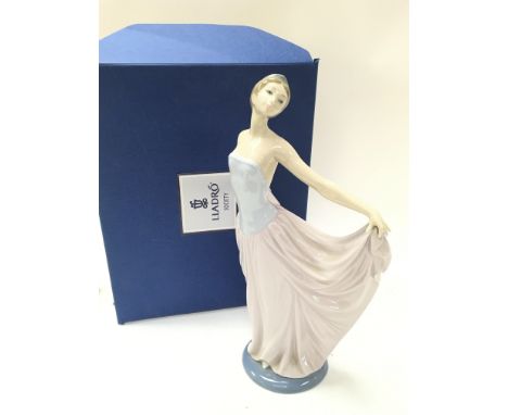 A boxed Lladro Ballerina figure , 31cm tall. No obvious large damage or restoration. This lot cannot be posted. NO RESERVE