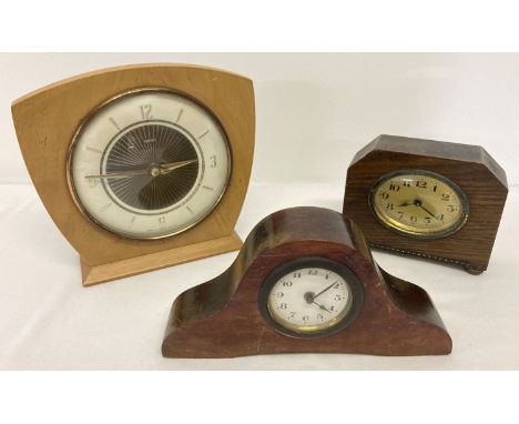 3 vintage wooden cased mantel clocks to include a light wood cased Art Deco Smiths mantle clock.   Largest approx. 16cm tall.