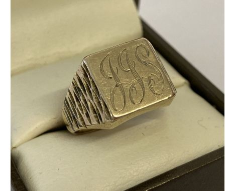 A vintage design 9ct gold men's square signet ring with diamond cut pattern to shoulders.  Engraved initials JJS to cartouche