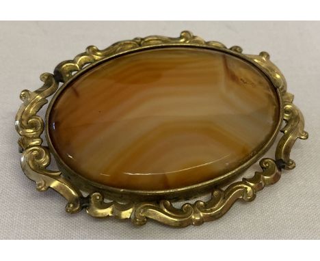 A large vintage oval shaped agate brooch, in decorative gold mount.  Tests as 14ct gold.  Approx. 6cm x 4.75cm.