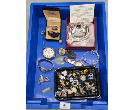 Tray of collectable odds; Two Silver thimbles- one by Charles Horner. Silver 925 leaf brooch.&nbsp;Zentena Incabloc watch. Or