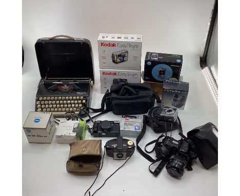 Quantity of vintage and modern miscl camera items, see all images 