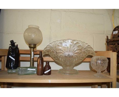 MIXED LOT: COMPRISING CANDLE LAMP, VINTAGE WADE SANDEMAN DECANTER, LARGE GLASS PEDESTAL BOWL ETC