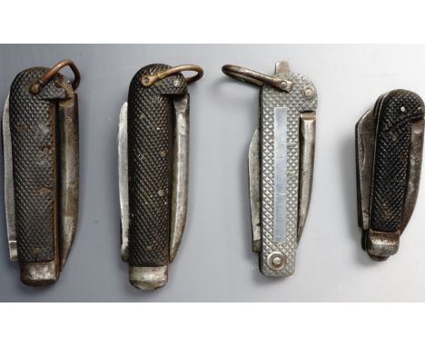 Two 1938 British army clasp / jack knives, a 1940 dated example and a Royal Navy clasp knife