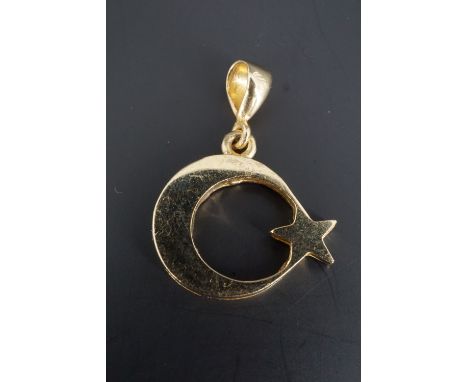 A 14 K yellow metal star and crescent pendant, 15 mm excluding suspender, 2.5 g