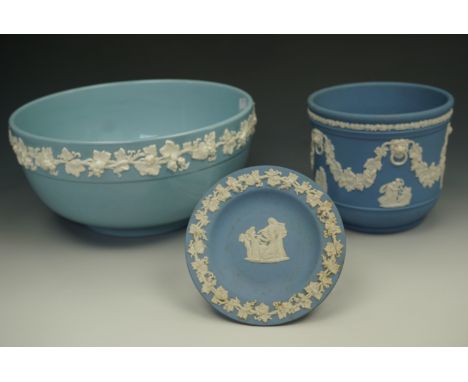 A Wedgwood Queensware bowl, 22.5 cm dia, with a Wedgwood blue Jasper planter and pin dish.