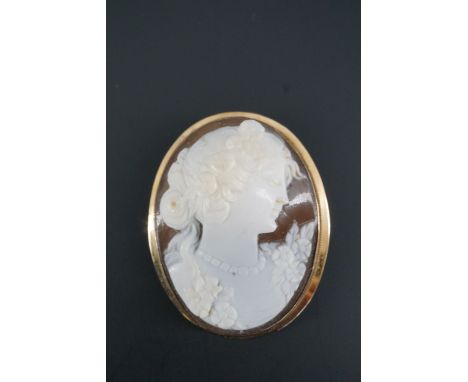 An Italian 14 K yellow metal mounted shell cameo pendant / brooch, 33 mm x 25 mm