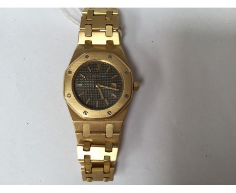 Audemars Piguet, an 18ct gold Audemars Piguet Royal Oak wristwatch, 3cm circular textured dial with an ocatgonal bezel, date 