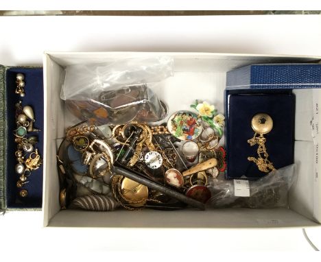 A collection of costume jewellery to include a silver and blue john brooch, hardstone brooches, píetra dura brooch and gilt m