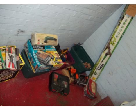 A SELECTION OF TOOLS TO INCLUDE BOXED ITEMS - A STEAMER, RIVETER, TILE CUTTER, DRILL, JIGSAW, TELESCOPIC CORDLESS PRUNER (BAT