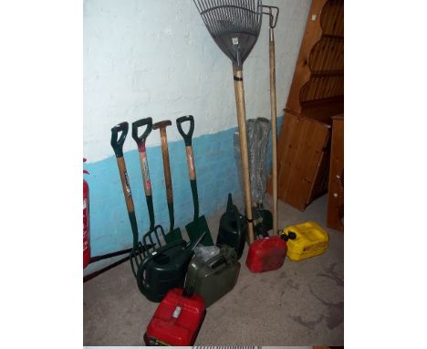 A SELECTION OF GARDEN TOOLS ETC.